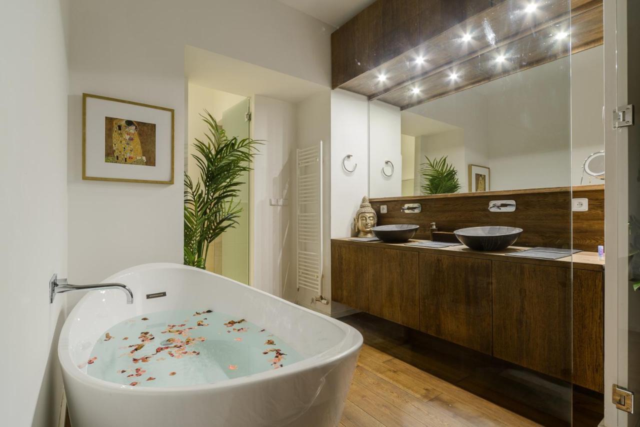Spacious Near Wenceslas Square With Master Bed Apartmán Prague