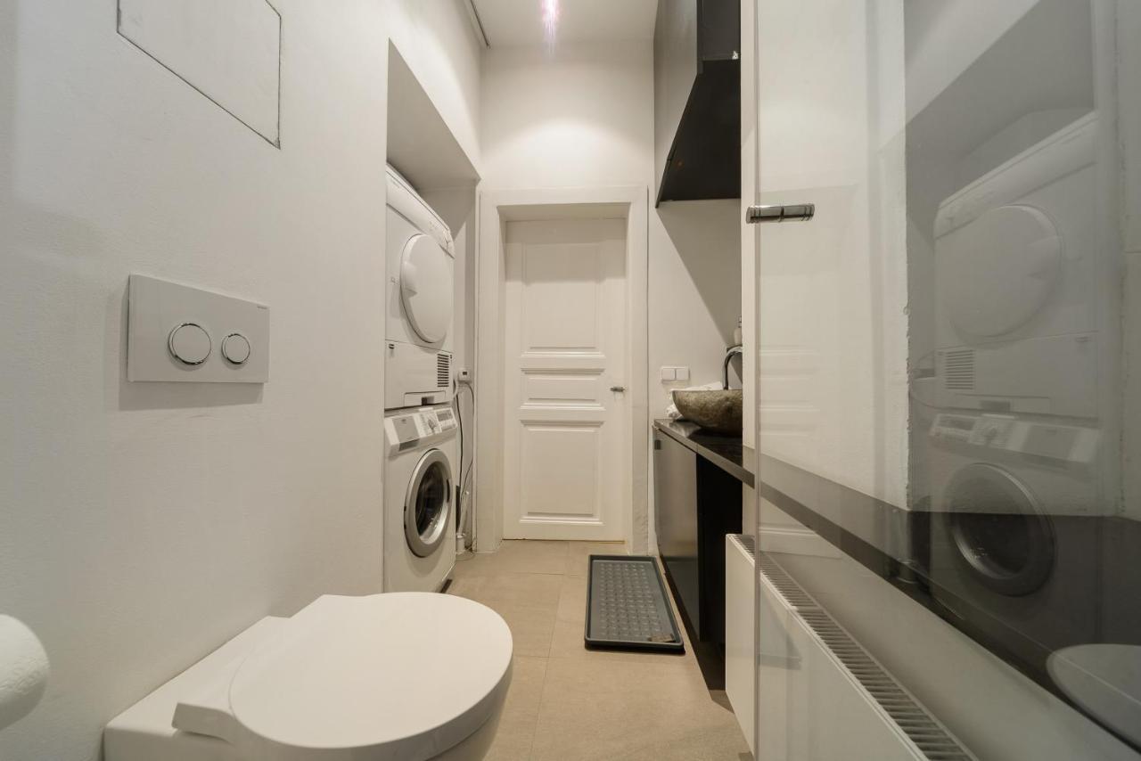 Spacious Near Wenceslas Square With Master Bed Apartmán *