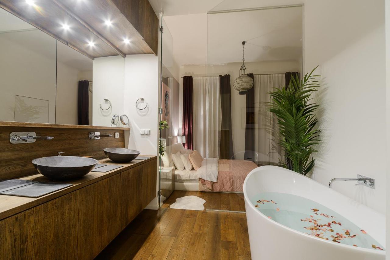 Spacious Near Wenceslas Square With Master Bed Apartmán *